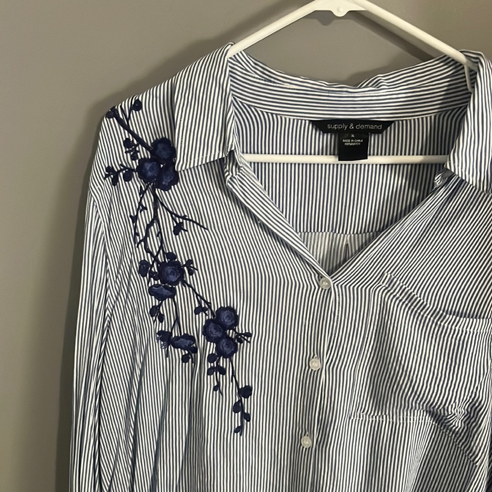STRIPED EMBROIDERED BUTTON UP
